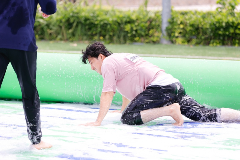 Dàn thí sinh phải chơi bóng đá trên mặt sân trơn trượt do đổ xà phòng. Các thành viên và khách mời liên tục trượt ngã khi cố di chuyển, tranh bóng trên sân. Nhà sản xuất hứa hẹn đây là trò chơi hấp dẫn trong tập 2.