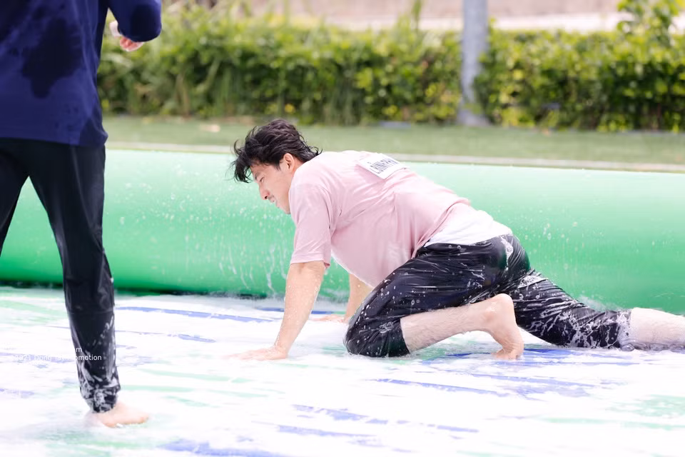 Dàn thí sinh phải chơi bóng đá trên mặt sân trơn trượt do đổ xà phòng. Các thành viên và khách mời liên tục trượt ngã khi cố di chuyển, tranh bóng trên sân. Nhà sản xuất hứa hẹn đây là trò chơi hấp dẫn trong tập 2.