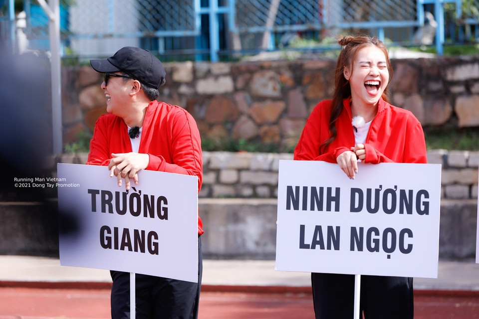 Vừa gia nhập dàn cast mùa 2 nhưng Trường Giang đã có mối quan hệ thân thiết với Lan Ngọc, Thúy Ngân và Trương Thế Vinh vì cùng tham gia nhiều game show truyền hình. Ở tập 1, nam MC có phần lạc lõng, lúng túng với nhịp điệu vận động và sở trường "chơi dơ" của các thành viên trong chương trình.