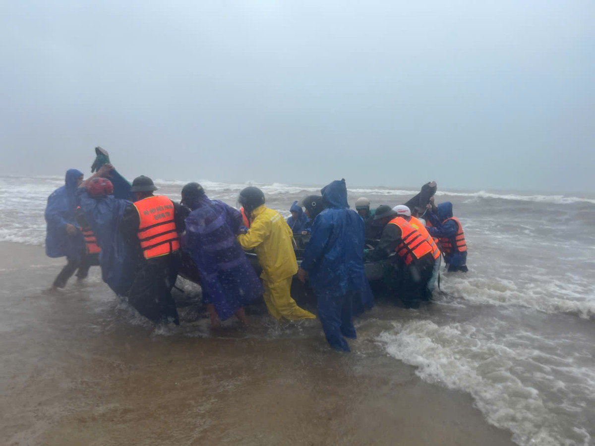 Cứu sống một ngư dân Quảng Trị gặp nạn trên biển Cuu song mot ngu dan Quang Tri gap nan tren bien