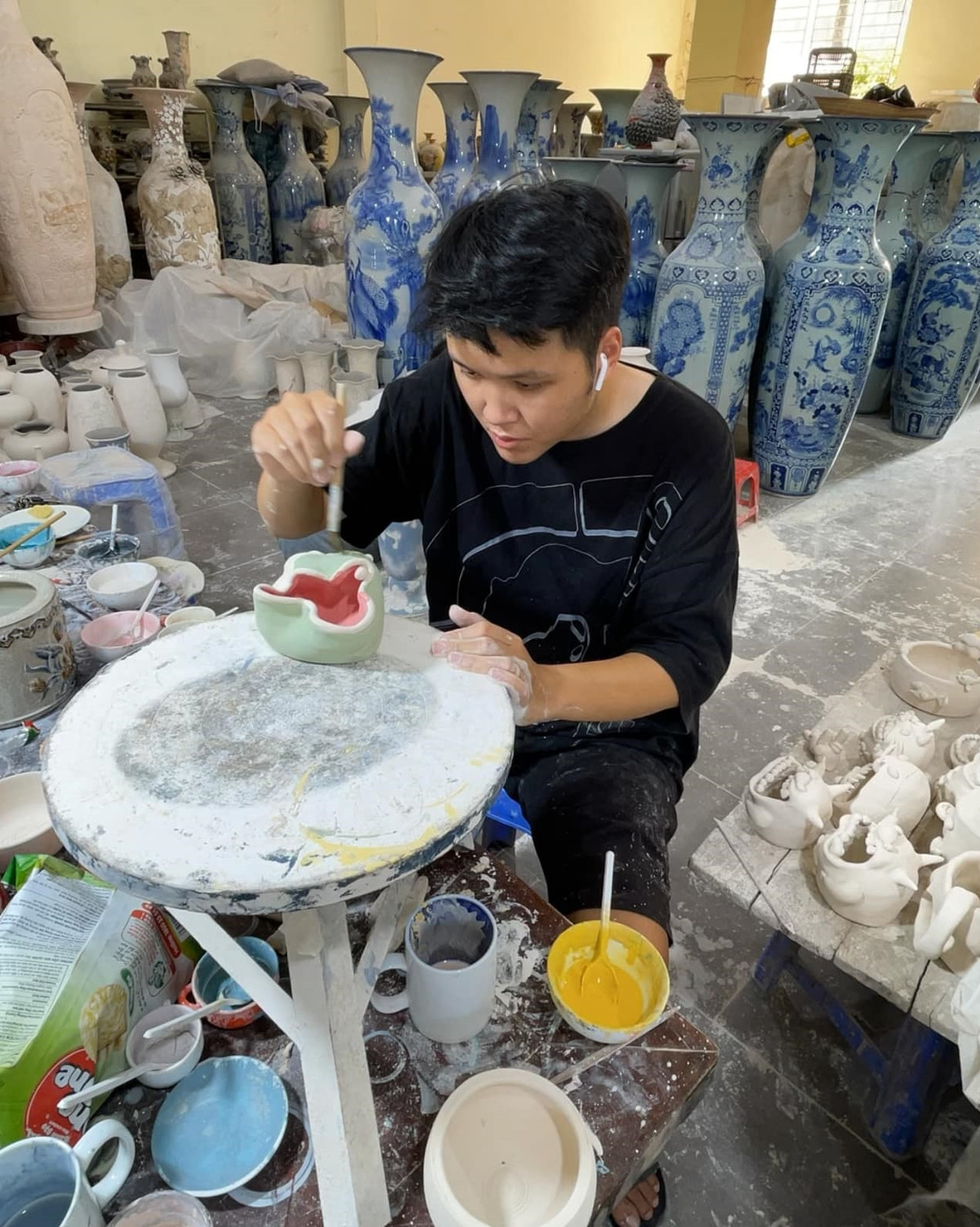 Nặn gốm thành hình thù xấu xí, chàng trai thu hàng chục triệu/tháng Nan gom thanh hinh thu xau xi, chang trai thu hang chuc trieu/thang