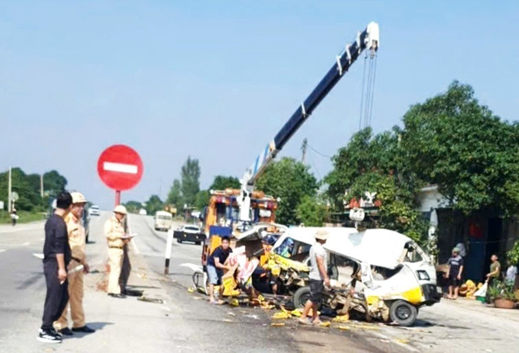 Hà Tĩnh: Tai nạn liên hoàn, xe 9 chỗ bị tông biến dạng Ha Tinh: Tai nan lien hoan, xe 9 cho bi tong bien dang