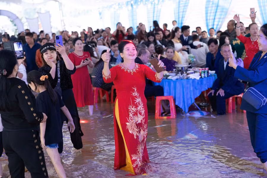 Hang tram nguoi loi nuoc lu di an cuoi o Ha Tinh-Hinh-3