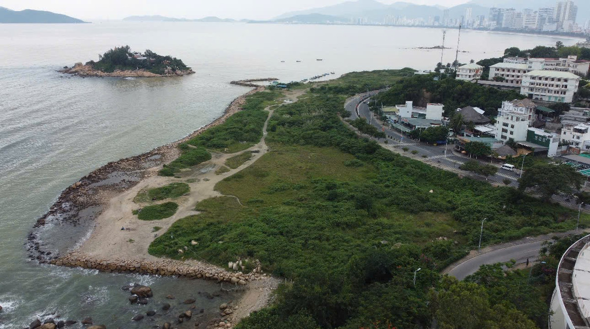 Một trong những khu đất rộng hơn 10 ha tại Nha Trang bị bỏ hoang là dự án "Công viên văn hóa, giải trí, thể thao Nha Trang Sao" ở đường Phạm Văn Đồng. Khu đất nằm bên vịnh Nha Trang gần danh thắng Hòn Đỏ, Hòn Chồng.