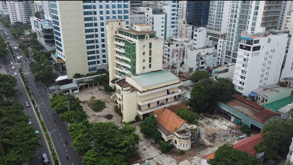 Cũng nằm mặt tiền đường biển là trụ sở cũ của Đài phát thanh và truyền hình tỉnh Khánh Hòa ở số 70 Trần Phú. Khu đất này cũng ở trong tình trạng bỏ không nhiều năm nay.