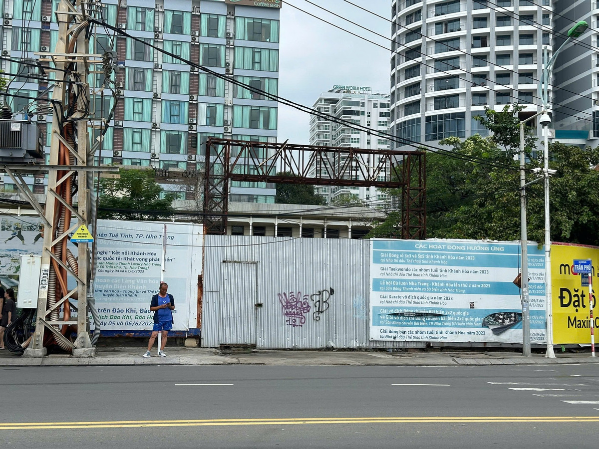 Bên ngoài khu đất gần 4000 m2 được quây tôn cao 3m. Nhiều năm trước nơi này được quảng bá sẽ là dự án khách sạn, căn hộ 5 sao nhưng sau 13 năm cũng chỉ dự án ma.