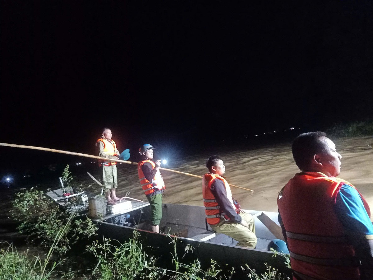 Quang Binh: Cuu song mot hoc sinh, nguoi dan ong bi nuoc cuon troi