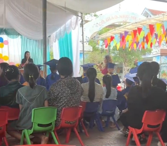 Kỷ luật nữ hiệu trưởng giật micro, chỉ mặt hội trưởng phụ huynh Ky luat nu hieu truong giat micro, chi mat hoi truong phu huynh