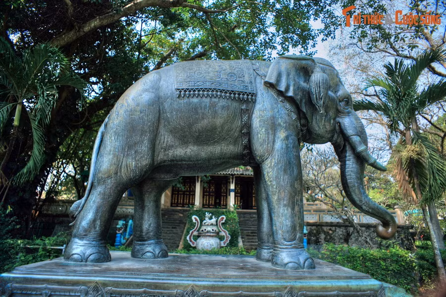  10. Cổ vật độc đáo. Thảo Cầm Viên là nơi đặt một bức tượng voi bằng đồng được tạo tác rất tinh xảo. Đây là món quà quốc vương Thái Lan tặng cho thành phố năm 1935.