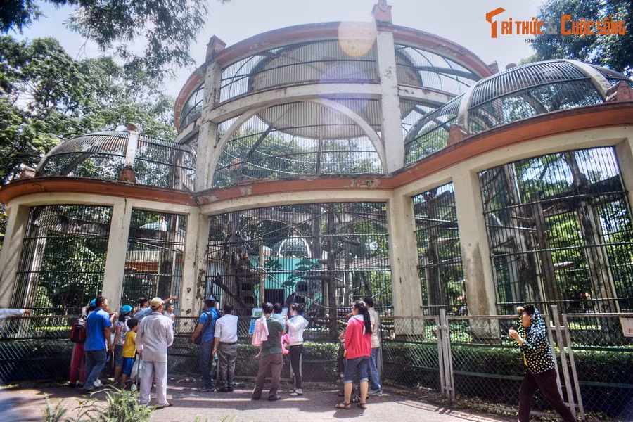  7. Yếu tố kiến trúc Pháp. Một số tòa nhà và chuồng nuôi động vật của Thảo Cầm Viên được gìn giữ từ thời thuộc địa, mang phong cách kiến trúc Pháp.