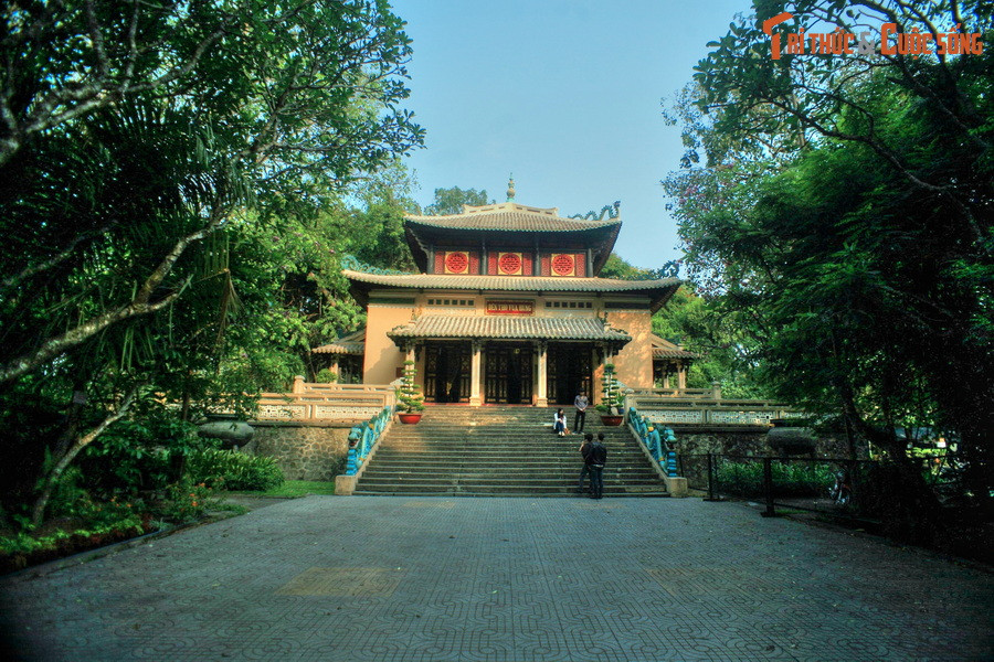  9. Đền thờ trong vườn thú. Trong Thảo Cầm Viên cũng có một ngôi đền mang kiến trúc độc đáo, được xây dựng từ năm 1926, ngày nay là nơi thờ Vua Hùng.