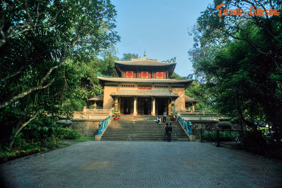  9. Đền thờ trong vườn thú. Trong Thảo Cầm Viên cũng có một ngôi đền mang kiến trúc độc đáo, được xây dựng từ năm 1926, ngày nay là nơi thờ Vua Hùng.