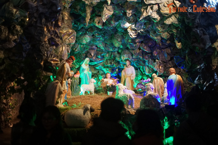 Thời khắc đản sinh của chúa Giêsu được tái hiện sinh động tại hang đá bên hông nhà thờ.