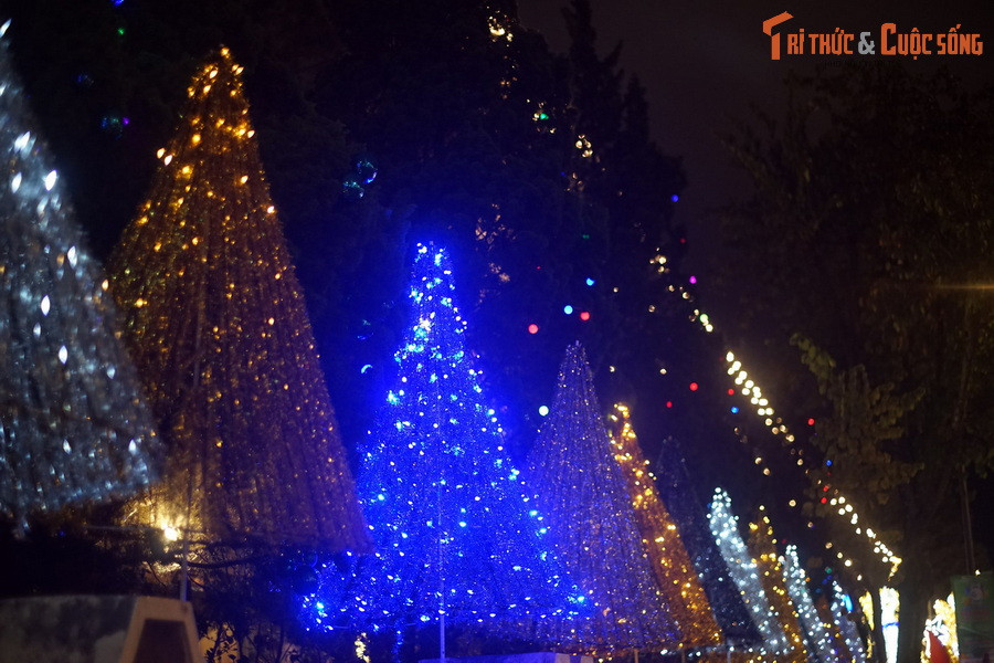 Khác với ngày thường, vào dịp lễ trọng đại nhất của người Công giáo, nhà thờ Con gà toát lên vẻ lung linh rực rỡ nhờ các chùm đèn muôn màu.