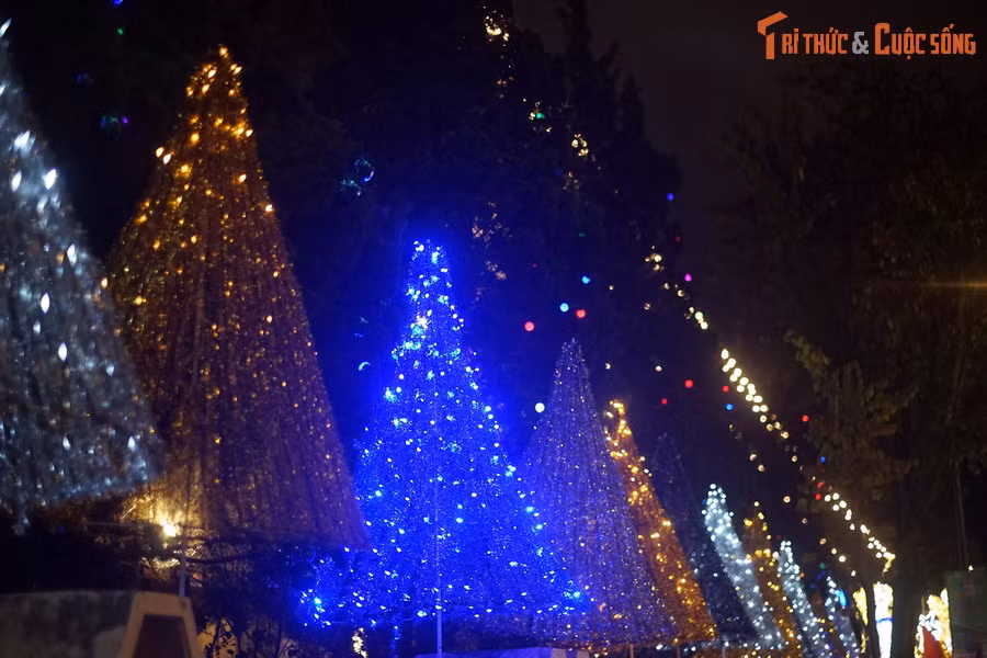 Khác với ngày thường, vào dịp lễ trọng đại nhất của người Công giáo, nhà thờ Con gà toát lên vẻ lung linh rực rỡ nhờ các chùm đèn muôn màu.