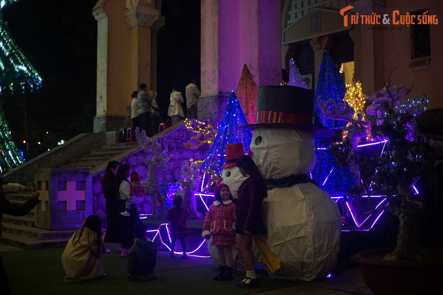 Các tiểu cảnh được dàn dựng bắt mắt, làm không gian Giáng sinh tại nhà thờ nổi tiếng nhất Đà Lạt thêm phần đặc sắc.