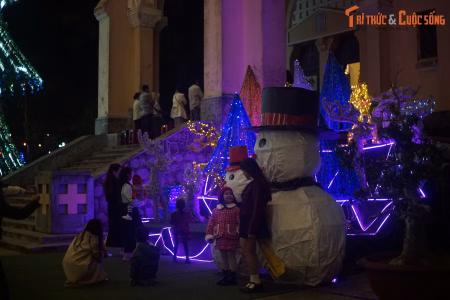 Các tiểu cảnh được dàn dựng bắt mắt, làm không gian Giáng sinh tại nhà thờ nổi tiếng nhất Đà Lạt thêm phần đặc sắc.