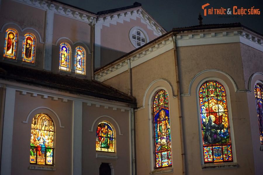 Những đường nét, chi tiết trên mặt đứng nhà thờ hoàn toàn phỏng theo nguyên gốc của các kiểu mẫu châu Âu. Cửa sổ có vòm cung tròn, các đường nét mạnh mẽ, dứt khoát, tỷ lệ giữa các mảng khối rất hài hoà và chặt chẽ.