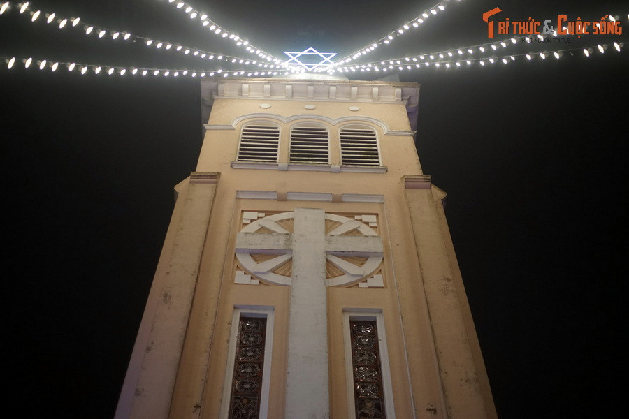 Nhà thờ có tên gọi dân gian là nhà thờ Con Gà vì trên đỉnh thánh giá của tháp chuông có hình con gà lớn - biểu tượng của nước Pháp, quay theo hướng gió thổi.