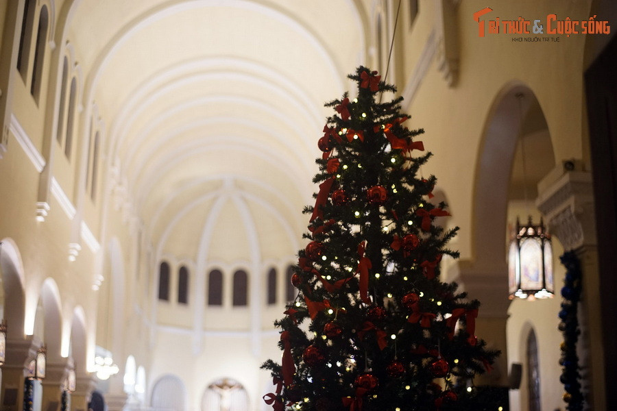 Không gian bên trong nhà thờ gồm 3 gian: 1 gian lớn ở giữa và 2 gian nhỏ ở hai bên. Bố cục không gian toát lên vẻ thanh thoát với những vòm cuốn mềm mại.