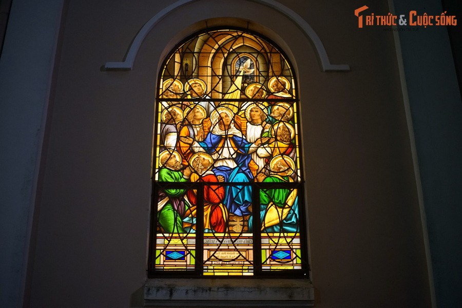 Cửa sổ nhà thờ được lắp những tấm kính màu do xưởng Louis Balmet danh tiếng ở Grenoble (Pháp) chế tạo.