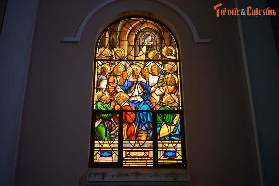 Cửa sổ nhà thờ được lắp những tấm kính màu do xưởng Louis Balmet danh tiếng ở Grenoble (Pháp) chế tạo.