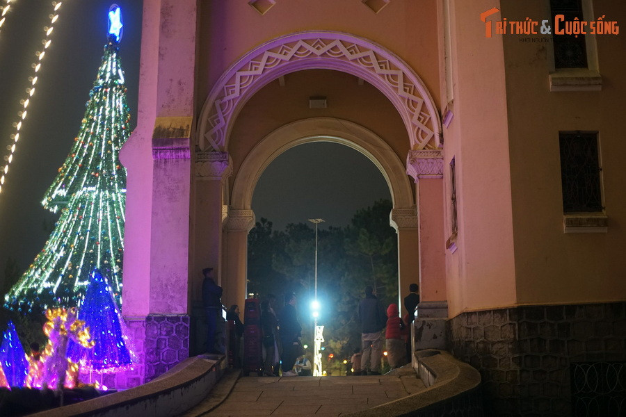 Tường nhà thờ có khả năng chịu lực cao, được xây dựng bằng gạch và đá dày khoảng 30–40 cm. Phần tường ngoài luôn được quét sơn màu hồng, hài hòa với cảnh quan quanh nhà thờ.