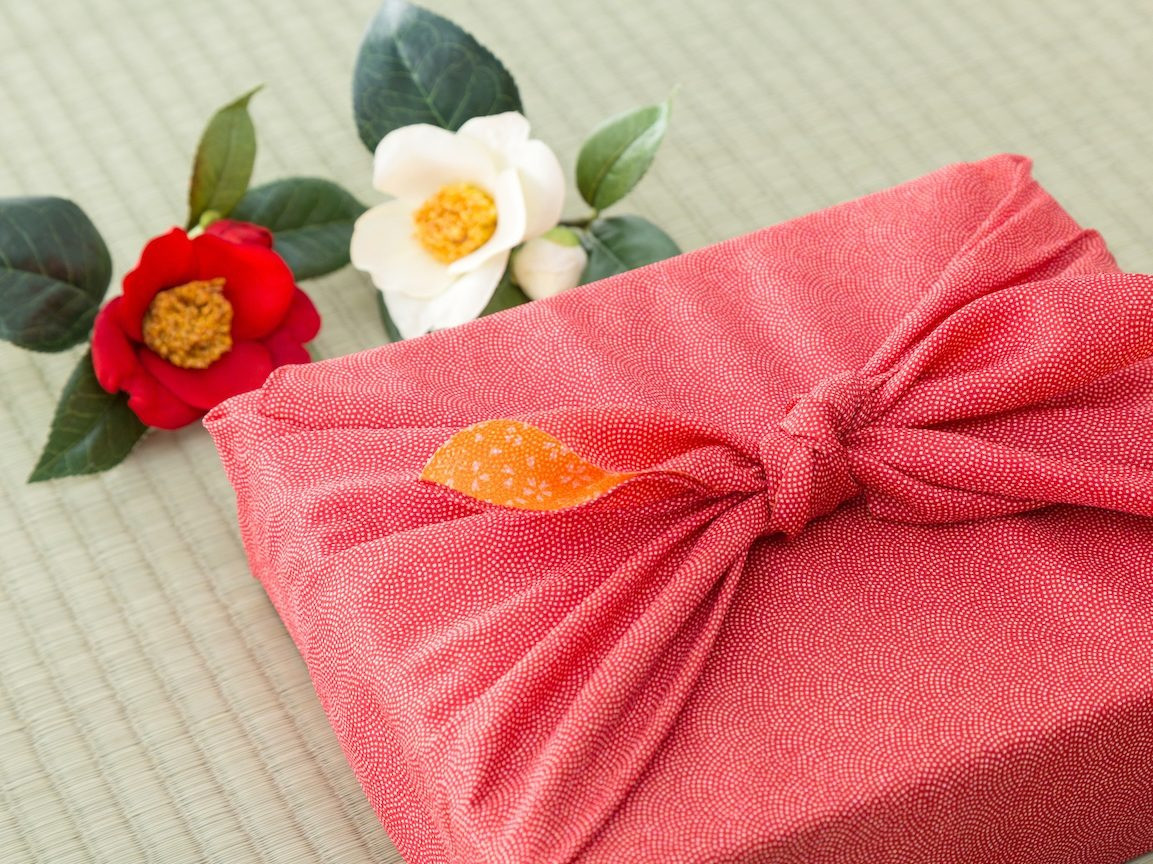 Bieu, tang qua dat tien dip le, Tet: Cac nuoc xu ly ra sao?