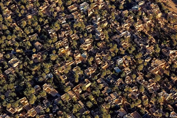 Ở đó, họ xây dựng năm thị trấn uốn lượn - mỗi thị trấn nhỏ được bao quanh bởi các bức tường, và được quản lý bởi một nhà thờ Hồi giáo.