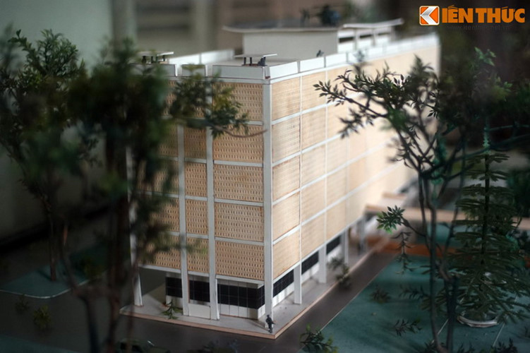 Được khởi công xây dựng vào năm 1965, công trình khánh thành ngày 23/9/1967 với phí tổn là 2,6 triệu USD. Đây là một trong những tòa Đại sứ quán lớn nhất, được bảo vệ cẩn mật nhất thế giới thời điểm đó.