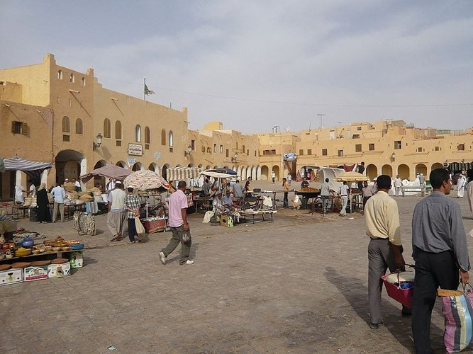Xung quanh công trình này là những ngôi nhà được xây dựng trong các vòng tròn đồng tâm mang tính chất phòng thủ.