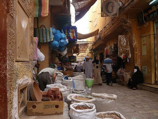 Các tòa nhà thường đóng kín, có hẻm hẹp và có các cầu nối quanh đó.