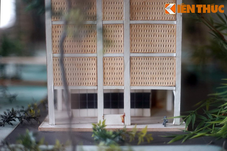 Bên trong tòa nhà có 140 phòng với 200 nhân viên phục vụ. Đại sứ Mỹ Bunker làm việc ở tầng dưới cùng nhưng ngụ tại nhà riêng. Phó Đại sứ Mỹ làm việc ở tầng lầu 5.