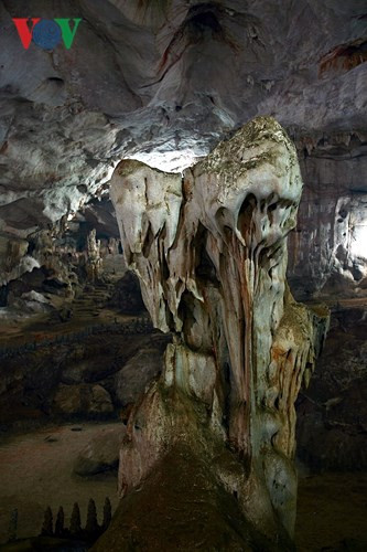 Còn khối đá này gợi sự liên tưởng đến hình ảnh đôi trai gái đang tâm tình.Còn khối đá này gợi sự liên tưởng đến hình ảnh đôi trai gái đang tâm tình.