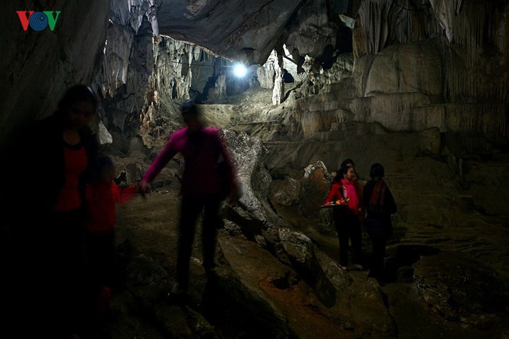 Du khách thăm Hang Dơi luôn ngỡ ngàng bởi không gian và vẻ đẹp của thiên nhiên.