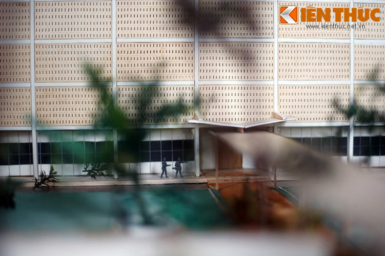 Tòa Đại sứ quán Mỹ có 60 lính gác thường trực, một hầm tránh bom, một hệ thống màn hình ra đa nhằm kiểm soát mặt tiền.