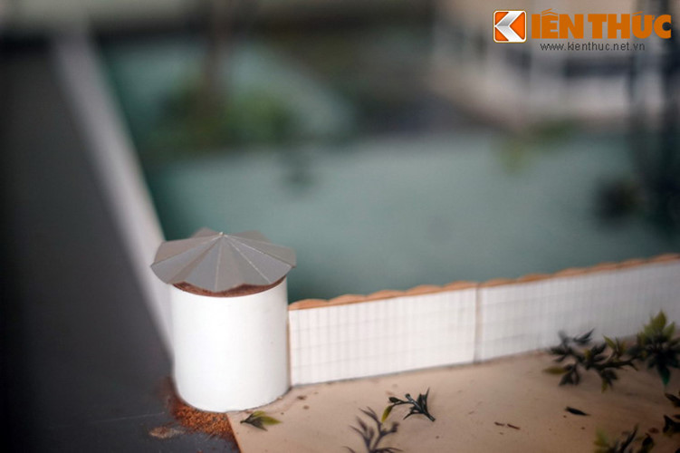 Bao quanh tòa nhà là bức tường cao 3m. Các góc tường xây lô cốt cao.