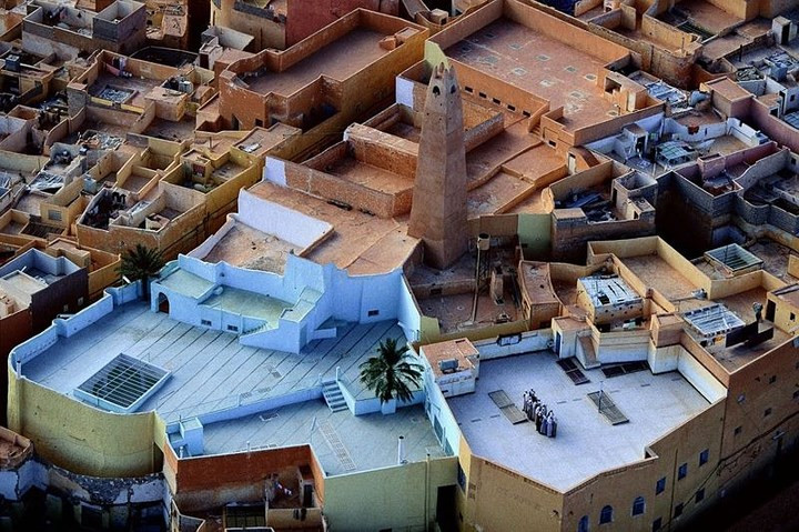 Mỗi trong số năm thị trấn - Ghardaia, Melika, Beni Isguen, Bou Noura và El Atteuf - được xây dựng trên một quả đồi và bao quanh bởi những tòa nhà hình hộp có màu trắng lấy nhà thờ Hồi giáo làm trung tâm.