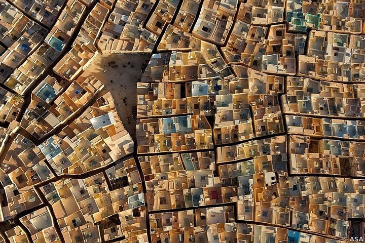 Khi một trận hỏa hoạn tàn phá những ngôi nhà của họ năm 909, người Mozabites đã rời Tahert và định cư trong thung lũng M'Zab.