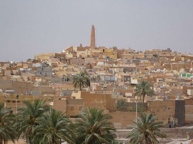 Nhà thờ Hồi giáo được xây dựng như một pháo đài, pháo đài cuối cùng như một cứ địa trong trường hợp bị bao vây, và chúng chứa kho vũ khí cũng như lương thực.