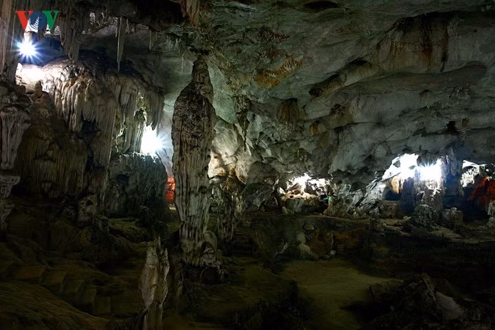 Một góc khác của “Cung điện Nhà Trời” với những khối nhũ đá đẹp kỳ lạ.