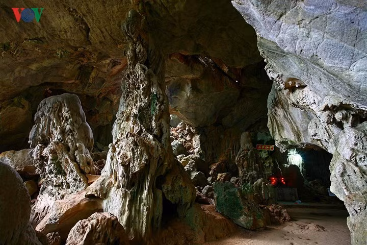 Hang Dơi, còn có tên khác do đồng bào người Thái gọi, là hang Sa Lai (nghĩa là Hang Nước, do có nguồn nước ngầm trong lành từ trong dãy núi này chảy quanh năm không bao giờ cạn) có diện tích khoảng 6915m2, được hình thành do quá trình xâm thực cách đây hàng ngàn năm. Tên Hang Dơi xuất phát từ việc nơi đây có rất nhiều dơi sinh sống; hiện nay dù không nhiều nhưng vẫn còn những đàn dơi trú ngụ. Ảnh: Lối vào Hang Dơi được ví như miệng của con rồng.