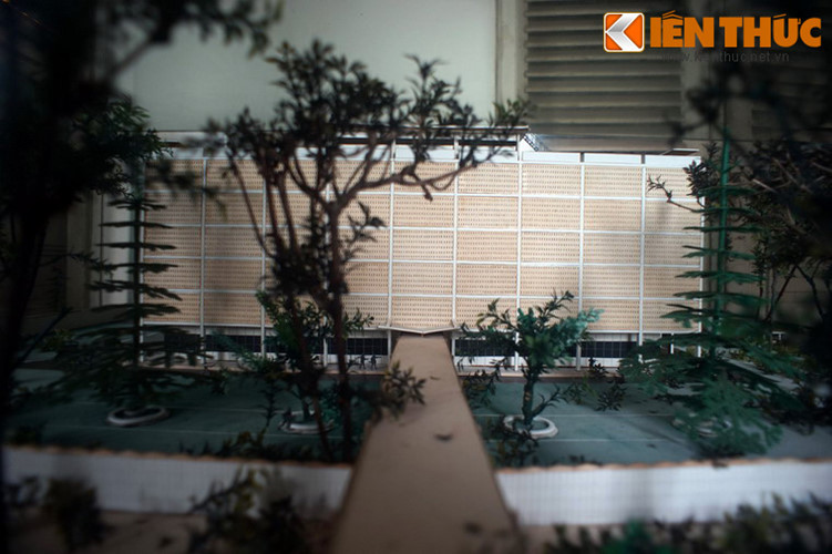 Theo thiết kế, tòa nhà là một khối vuông vức có 6 tầng được bao bọc bởi 7.800 viên đá Taredo. Cửa chính của tòa Đại sứ quán trang bị bằng thép dầy, các cửa sổ lắp lớp kính dầy đặc biệt chống đạn.