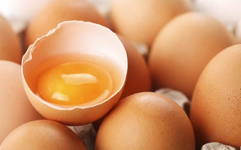 Lòng đỏ trứng: Đây là thực phẩm có hàm lượng cực kỳ cao protein, kẽm, selen và các khoáng chất rất quan trọng khác. Tất cả những chất này đã chứng tỏ lợi ích của lòng đỏ trứng trong việc tăng cường hệ thống miễn dịch và sức khỏe.