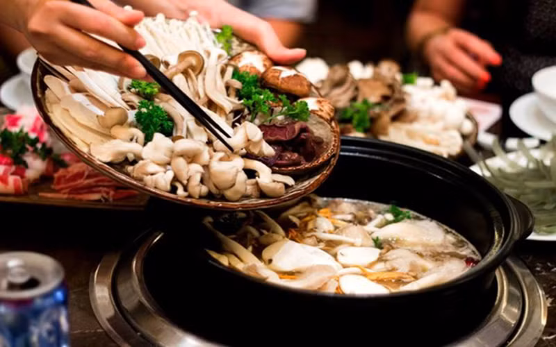 Nấm: Vi chất selenium, chất chống oxy hóa, vitamin B và niacin được tìm thấy rất nhiều trong nấm có vai trò hỗ trợ hệ thống miễn dịch, kháng virus và kháng khuẩn.