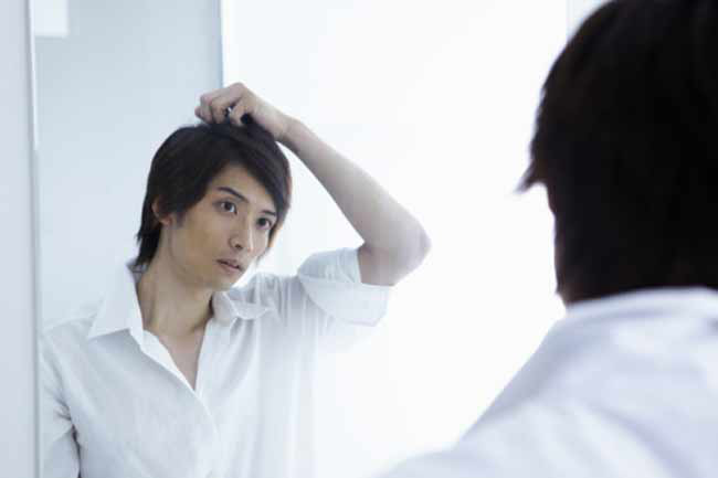 Tóc mỏng đi: Nếu bạn thậm chí có thể cảm nhận được da đầu khi sờ lên đầu, chuyện đã bắt đầu trở nên đáng báo động. Đây là dấu hiệu rụng tóc phổ biến nhất, cũng là dấu hiệu mà ta hay lờ đi nhất.