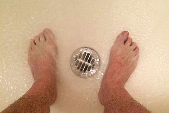 Rụng tóc khi gội đầu: Việc tóc rụng trong khi gội đầu không phải là một điều bất thường. Tuy nhiên, nếu bạn thấy cả búi tóc mắc ở nắp lỗ thoát nước, vấn đề đã đến mức báo động.