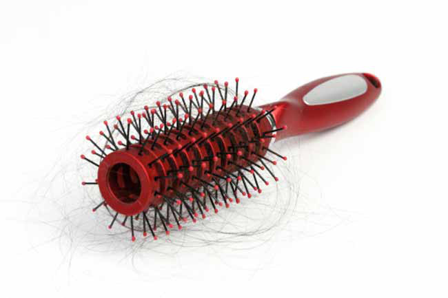 Rụng tóc đột ngột: Nếu tóc bạn dễ dàng rụng, chỉ với một cái chạm nhẹ, bạn đang trên đường đến với vấn đề đáng lo ngại về tóc.