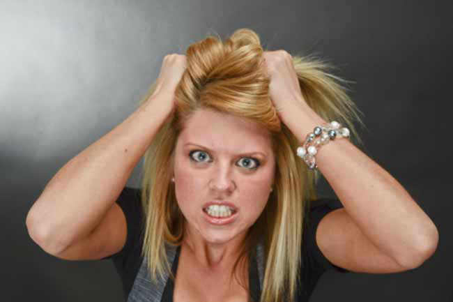 Thói quen bứt tóc: Bạn cần chú ý đến các thói quen của mình. Nếu bạn thấy mình vô thức đưa tay lên tóc trong khi đọc sách hoặc xem tivi và bạn thấy các sợi tóc rải quanh chỗ ngồi, đó là những dấu hiệu cảnh tỉnh mà bạn không thể ngó lơ./.