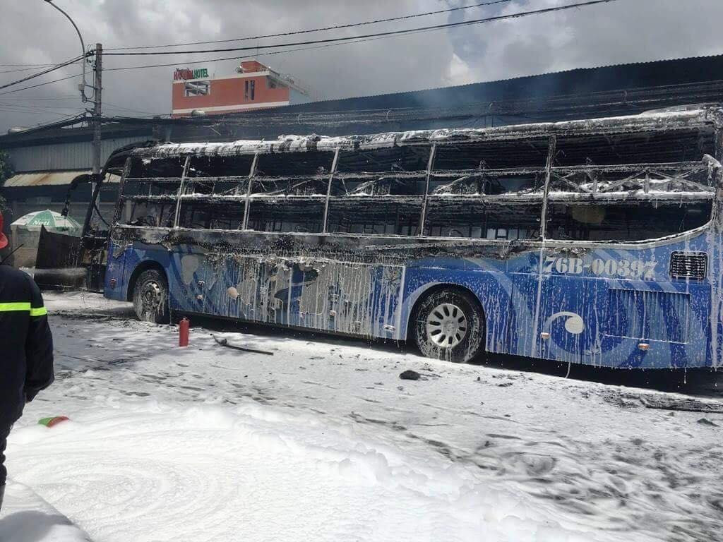 Ít phút sau, đám cháy được khống chế. Ghi nhận tại hiện trường, xe khách bị thiêu rụi hoàn toàn, trơ khung sắt; hệ thống điện hạ thế nằm phía trên chiếc xe này cũng bị cháy gây ảnh hưởng đến điện lưới khu vực.